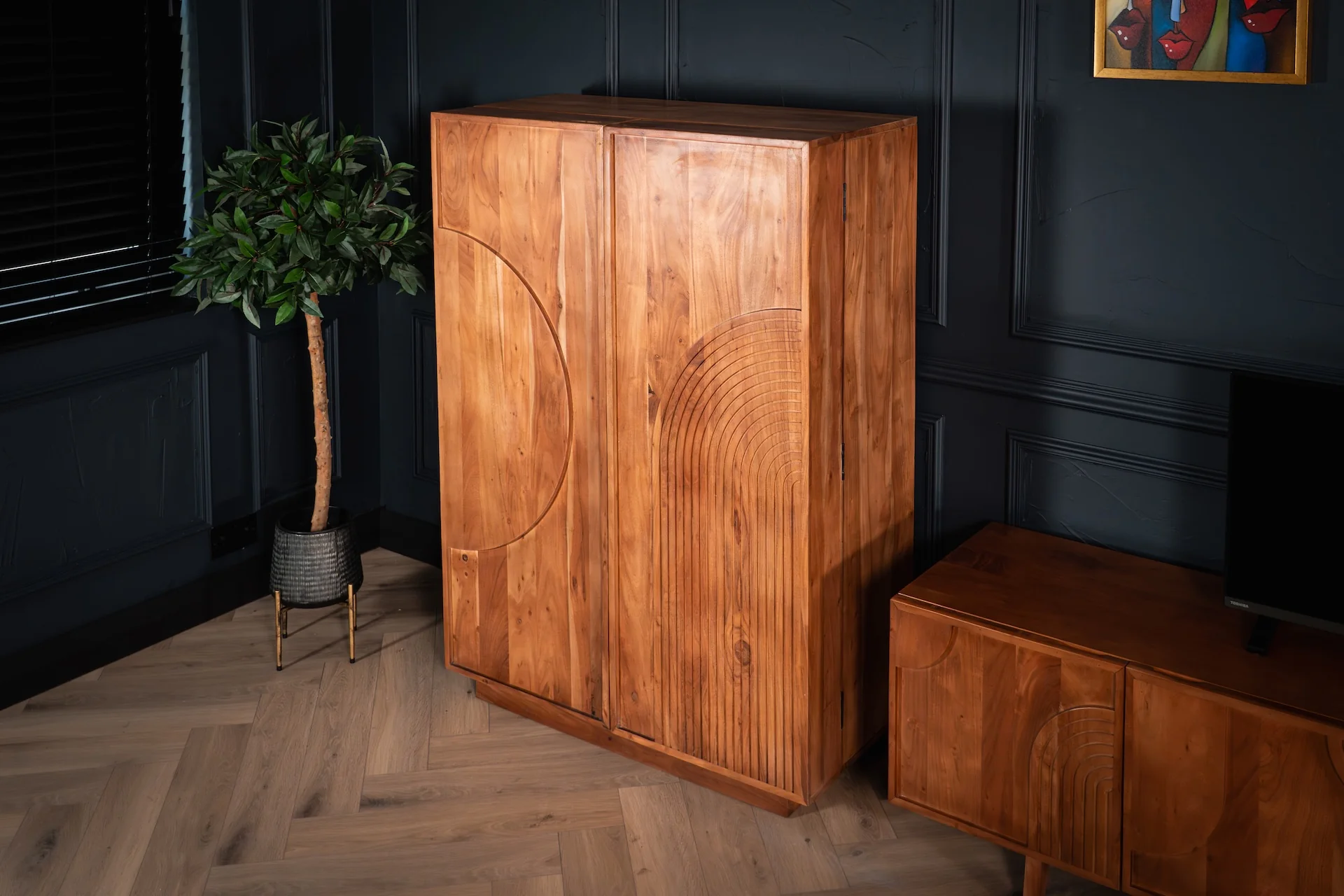 Solid Acacia Wood Bar Cabinet 140 cm with Carved Circular Front – Manhattan - Image 4
