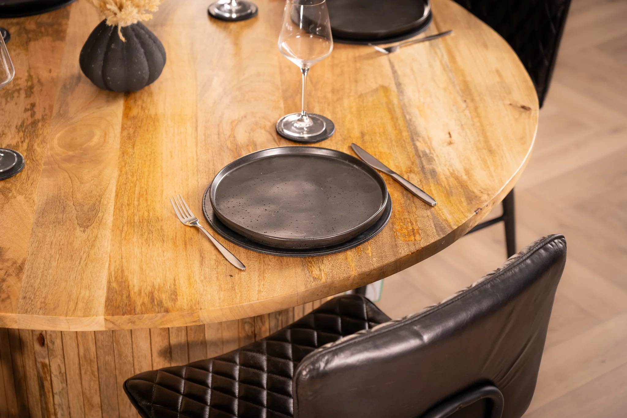 Solid Mango Wood Round Dining Table 140cm – Reno Fluted Base - Image 6